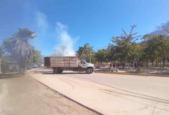 Camión recolector de basura derriba un poste y se incendia basura