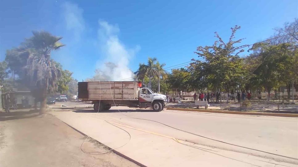 Camión recolector de basura derriba un poste y se incendia basura