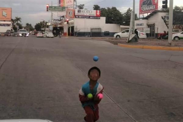 DIF Ahome denuncia a padres de menores limpiavidrios y pedigüeños