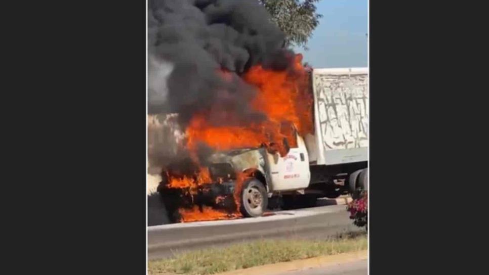 Se incendia camioneta de empresa marisquera en Los Mochis