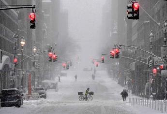 El 73 % de EEUU está bajo la nieve por tormenta que deja al menos 14 muertos