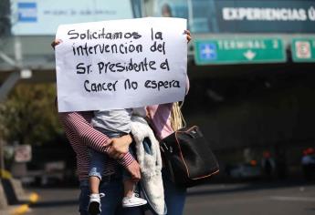 Padres de niños con cáncer denuncian los recortes del Gobierno mexicano