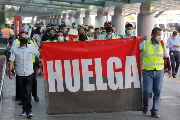 Empleados de Interjet extienden la huelga