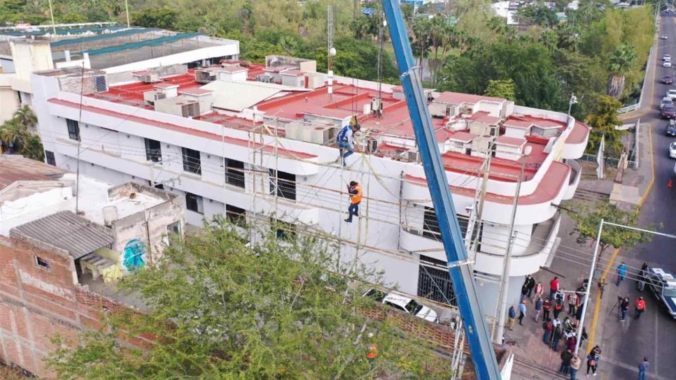 Retiran estructura de anuncio espectacular sin permiso en Culiacán