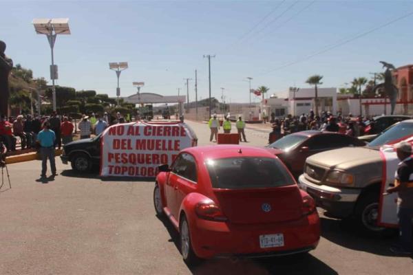 Pescadores se manifiestan contra API ante cierre del muelle en Topolobampo