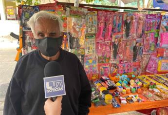 A sus 78 años sale al centro de Culiacán a vender dulces y juguetes para sobrevivir