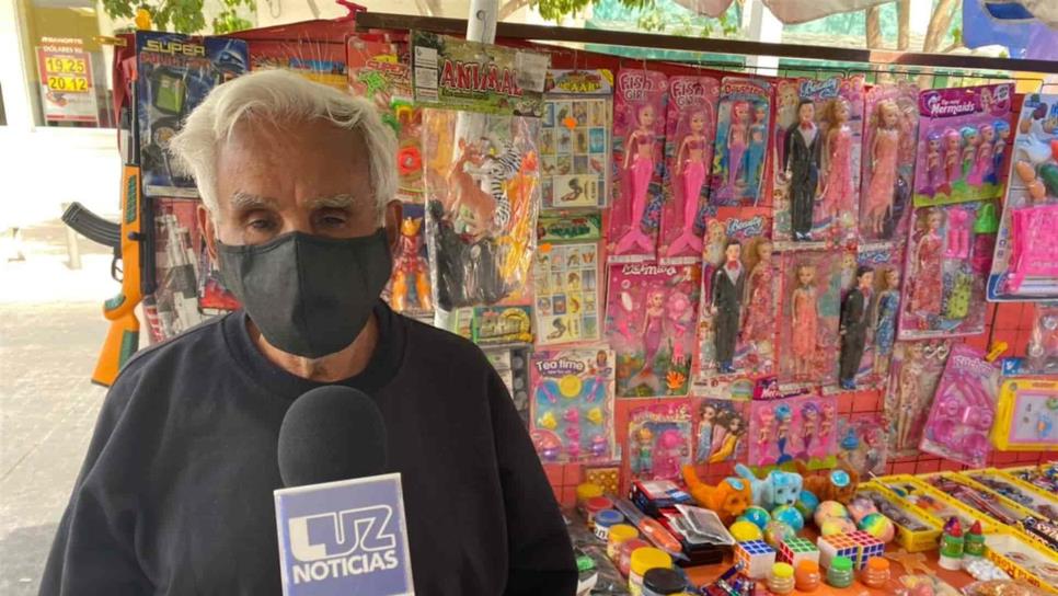 A sus 78 años sale al centro de Culiacán a vender dulces y juguetes para sobrevivir