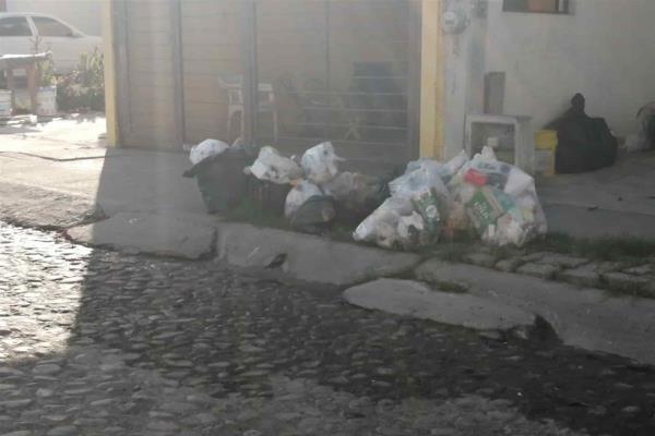 Acumulación de basura, por destrucción de contenedores: Servicios Públicos