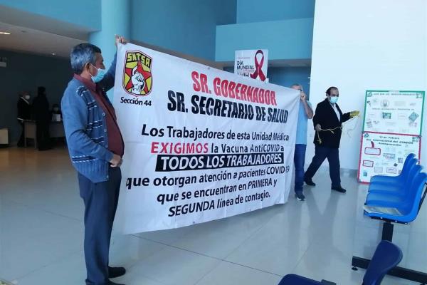 Trabajadores de centros de salud advierten con parar labores, sino son vacunados