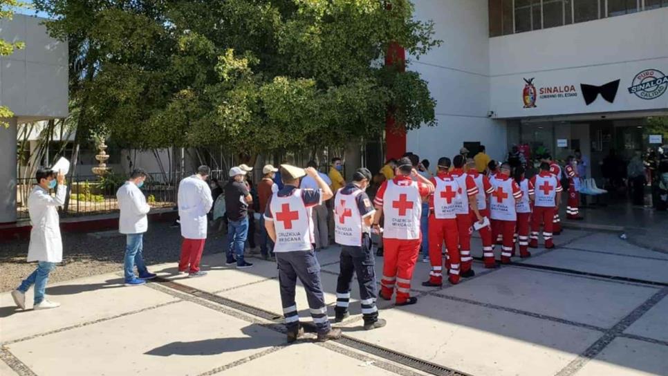 Trabajadores del Centro de Salud y paramédicos reciben vacuna anti covid