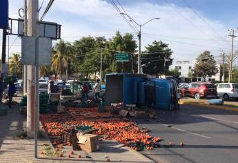 Choque deja camión de verduras volcado en Ciudad Universitaria