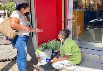 El hambre la hace salir a las calles a vender lo que puede