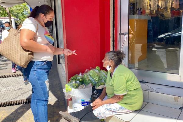 El hambre la hace salir a las calles a vender lo que puede