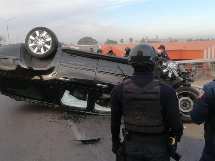 Vuelca Suburban donde viajaba mujer militar tras ataque a balazos Vuelca Suburban donde viajaba mujer militar tras ataque a balazos