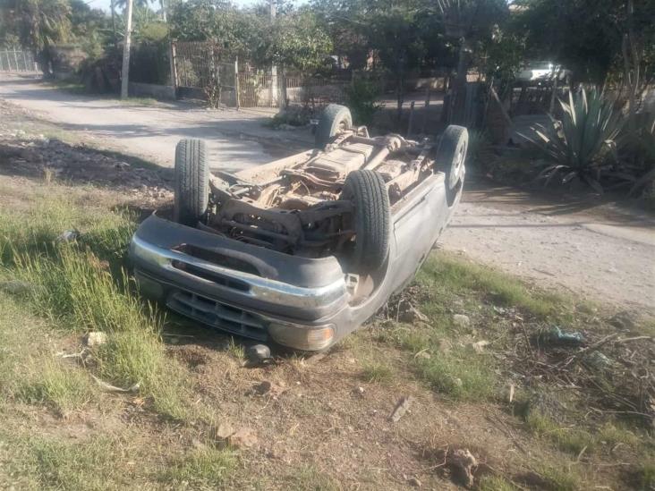 Persecusión policiaca termina en volcadura en Juan José Ríos Persecusión policiaca termina en volcadura en Juan José Ríos