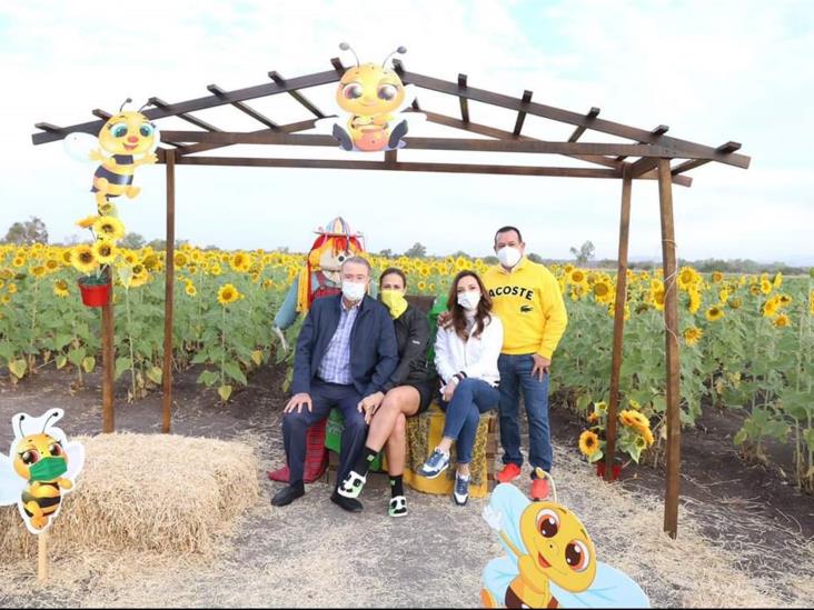 Visitan Quirino Ordaz y Rosy Fuentes el campo de girasoles en Mocorito Visitan Quirino Ordaz y Rosy Fuentes el campo de girasoles en Mocorito