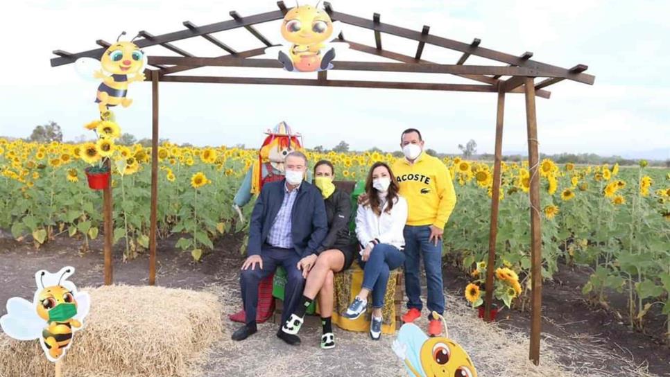 Visitan Quirino Ordaz y Rosy Fuentes el campo de girasoles en Mocorito Visitan Quirino Ordaz y Rosy Fuentes el campo de girasoles en Mocorito