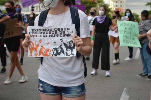 Autoridades usaron fuerza ilegal para silenciar a mujeres durante protestas en el 2020