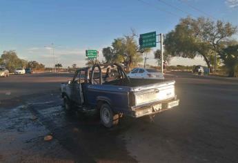 Se quema camioneta sobre la carretera Los Mochis-Ahome