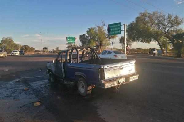 Se quema camioneta sobre la carretera Los Mochis-Ahome