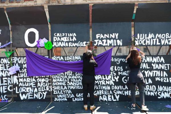 El presidente de México pide a las mujeres marchar «sin violencia» en el 8M