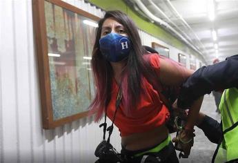 Policías golpean a fotoperiodistas que cubrían el Día de la Mujer