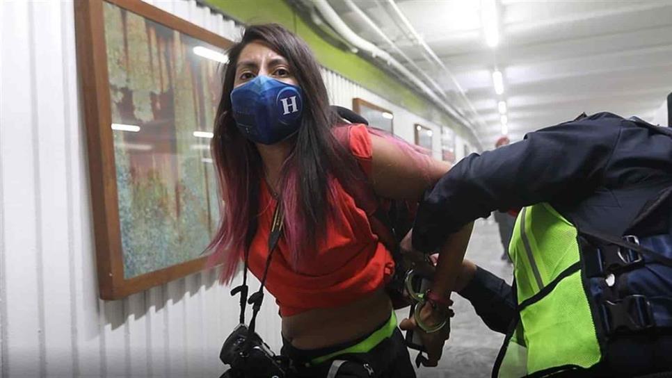 Policías golpean a fotoperiodistas que cubrían el Día de la Mujer