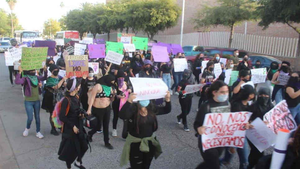 Feministas marchan en Los Mochis, exigen alto a la violencia de género y piden justicia