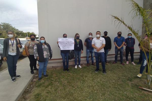 Maestros de inglés se manifiestan por falta de pagos