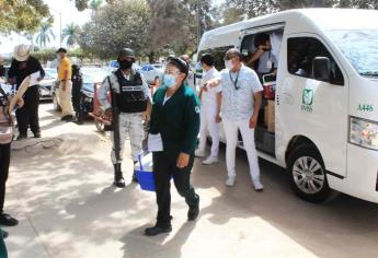 Vacunan contra Covid-19 a personal del IMSS que atiende a adultos mayores