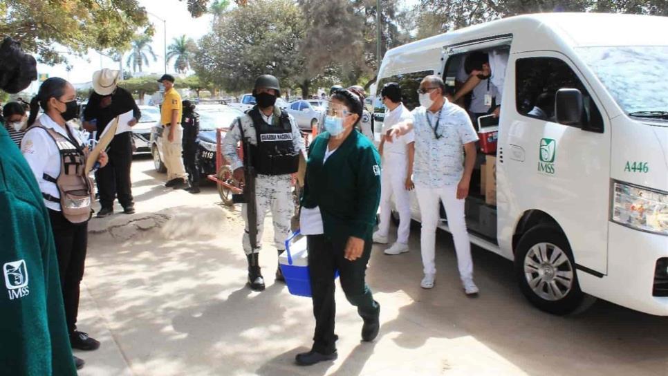 Vacunan contra Covid-19 a personal del IMSS que atiende a adultos mayores