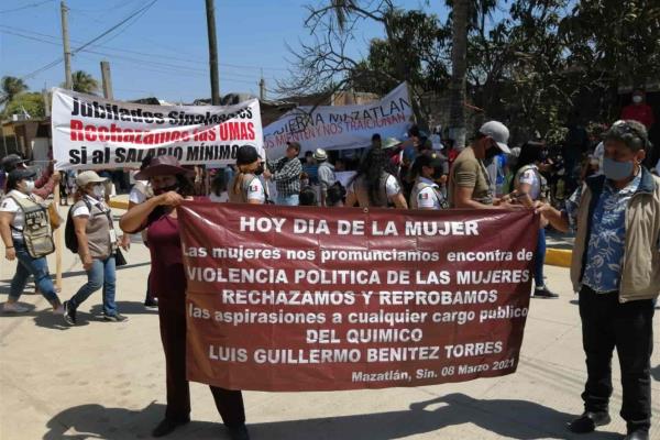Reciben con manifestaciones a AMLO en Mazatlán