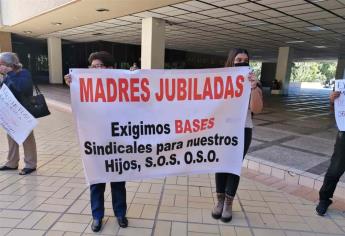 Jubilados del STASE se manifiestan en Palacio de Gobierno