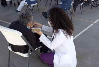 Brigadistas de la UAS brindan alimentos a adultos mayores durante vacunación