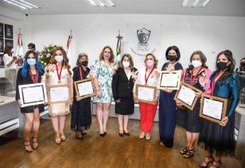 Reconocen con la medalla “Lore de la Vega” a ocho mujeres ahomenses