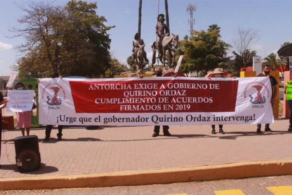 Se manifiestan integrantes del Movimiento Antorchista en Los Mochis