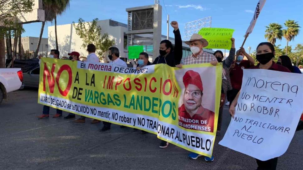 Morenistas marchan inconformes por asignación de candidatura a Gerardo Vargas