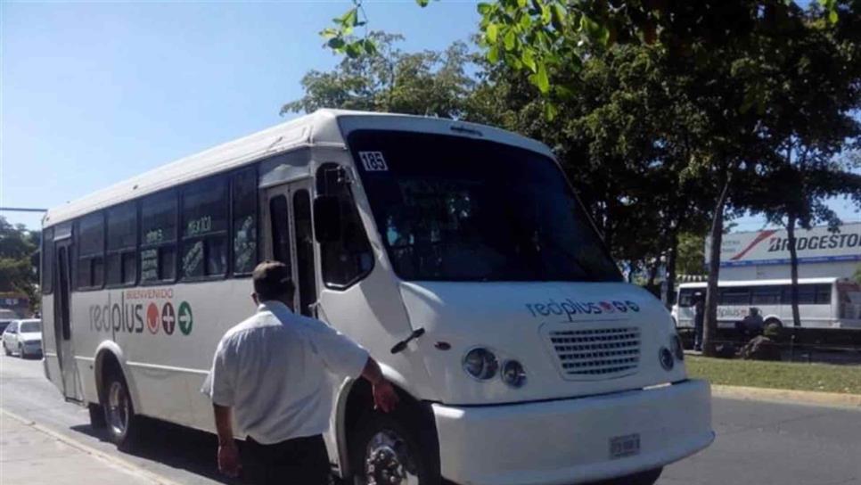 Suspenden a chofer del transporte público por arrojar una lata de cerveza Suspenden a chofer del transporte público por arrojar una lata de cerveza