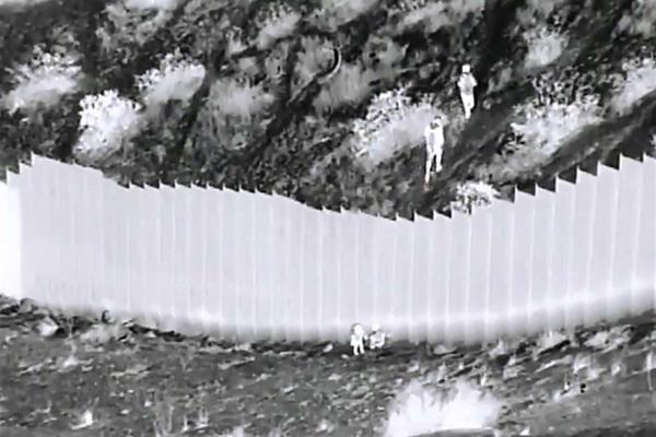 Video capta a coyote dejando caer a niñas migrantes desde valla fronteriza