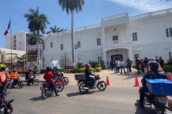 Se manifiestan repartidores: denuncian que Tránsito les ha quitado 100 motos en dos días