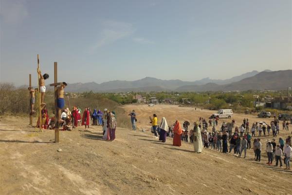 Con protocolos, realizan viacrucis católico en Choix