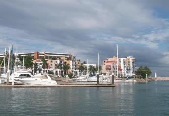 Restringen en Mazatlán actividades a embarcaciones en zona de La Marina por oleaje repetitivo