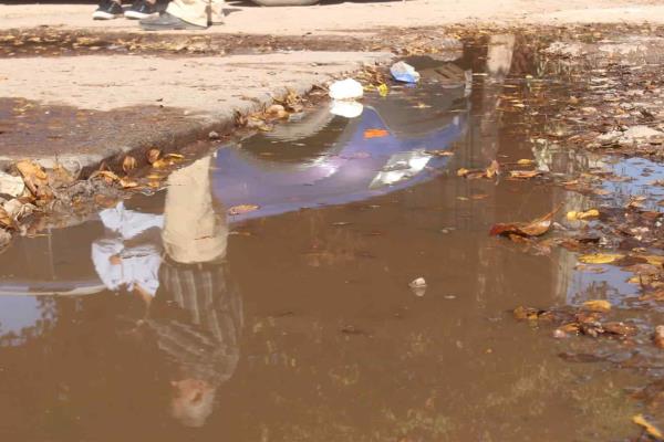 Denuncian drenajes colapsados en la Ramón F. Iturbe de Mazatlán