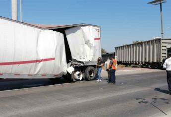 Tráiler se queda sobre las vías y lo embiste el tren, en Culiacán