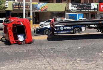 Auto compacto termina volcado tras fuerte choque en Culiacán