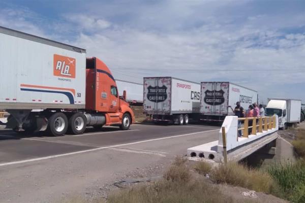 Trigueros levantan bloqueo de la México 15 en El Carrizo