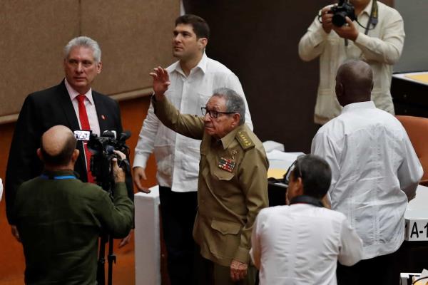 Documentos de la CIA revelan dos intentos para asesinar a Fidel y Raúl Castro