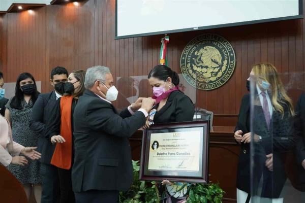 Recibe Dulcina Parra medalla de honor Norma Corona Sapién