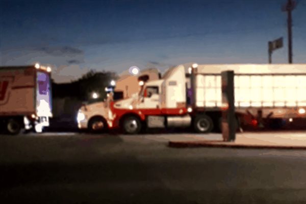 Regresan largas filas de camiones de carga en Topolobampo por restricciones de API