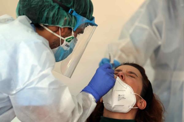 Jóvenes entre 20 y 45 años los que más recurren a pruebas rápidas covid